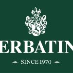 Herbatint- hiusbrändin logo. Tummanvihreällä pohjalla valkoinen teksti.