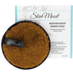 Pyöreä ruskea karvapintainen mikrokuitupesusienisieni, jossa on Skinmood- logolla varustettu ripustuslenkki. Vieressä tuotepakkaus.